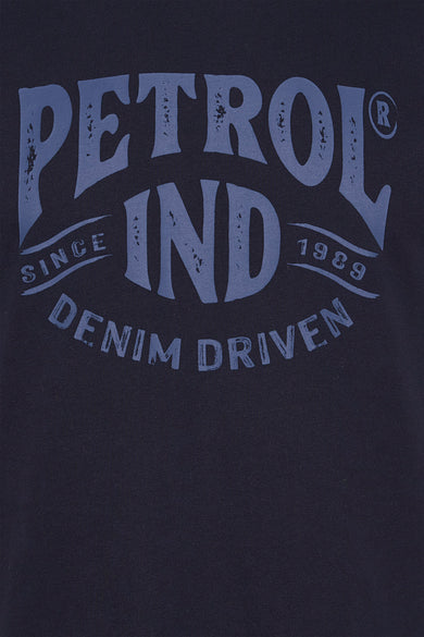 T-shirt bleu à manches courtes de Petrol Industries avec inscription et logo.