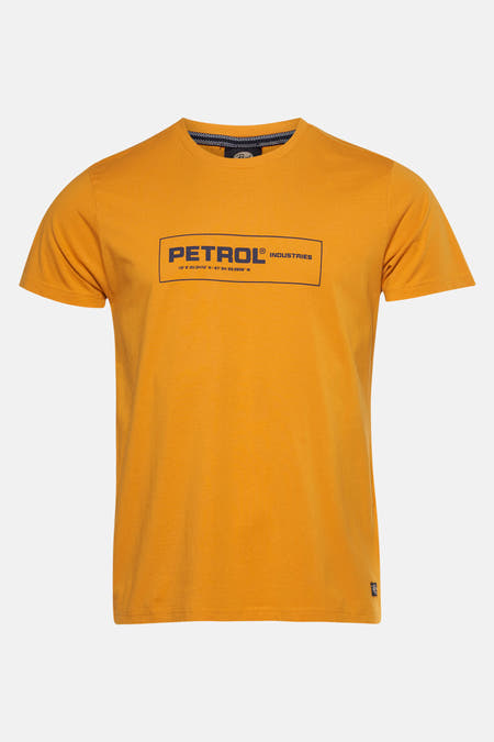 Geel T-shirt met korte mouwen van Petrol Industries, met een rechthoekige print op de borst.
