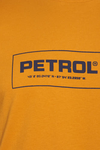 Geel T-shirt met korte mouwen van Petrol Industries®, met een rechthoekige tekstprint met coördinaten.