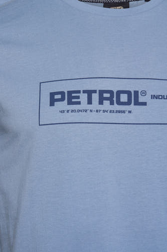 T-shirt bleu à manches courtes de Petrol Industries, avec une impression graphique sur l'avant.