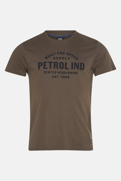 Kaki T-shirt van Petrol Industries met korte mouwen en een opvallende tekstprint op de borst.

