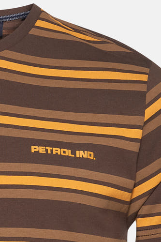 T-shirt marron à manches courtes de Petrol Industries, avec un motif rayé en marron et ocre et une impression de logo.