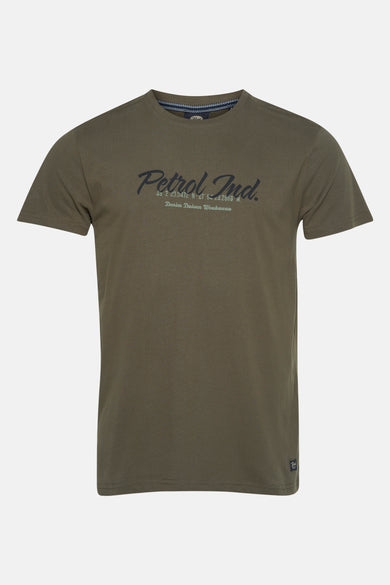 T-shirt Kaki à manches courtes de Petrol Industries, avec une impression de texte bleu marine sur la poitrine.