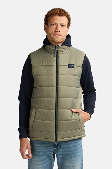Kaki bodywarmer van Petrol Industries met ritssluiting, zakken en een donkerblauwe hoodie eronder.