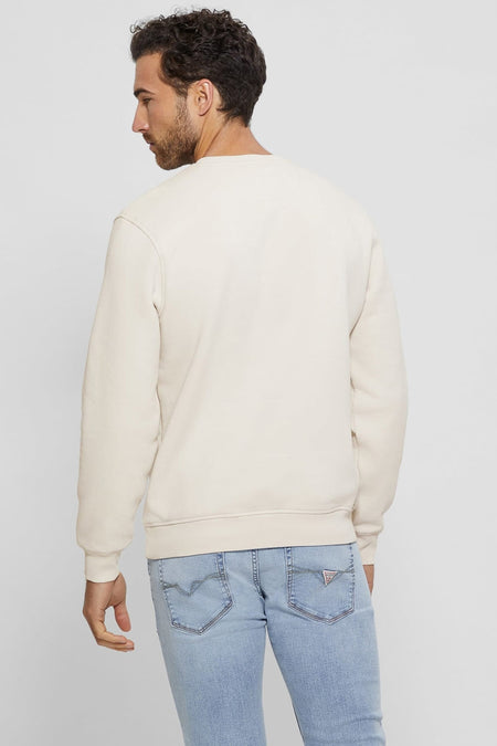 Ecru sweater van Guess® in rugweergave, gedragen door een man op lichte jeans met versierde achterzakken.