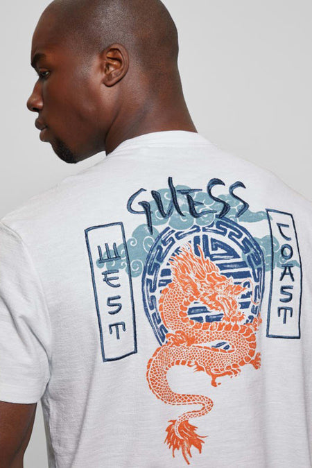 Wit T-shirt met korte mouwen van Guess met een oranje draak en 'Guess West Coast' print op de rug.