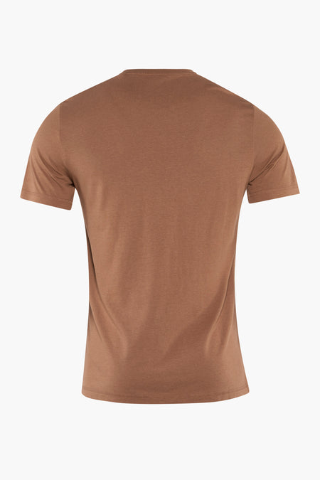 T-shirt brun à manches courtes de Guess, représenté sur un fond uni.