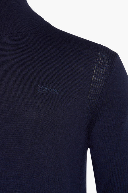 Pull bleu marine à col roulé de Guess, en tissu finement tricoté, avec logo brodé et détails ouverts sur l'épaule.