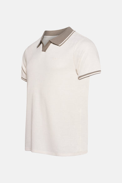 Beige polo met korte mouwen van Guess, met bruine details bij de kraag en mouwen.