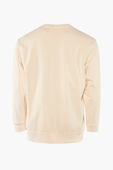 Pull léger de couleur jaune de Guess® avec col rond, bords-côtes et coutures apparentes au dos.