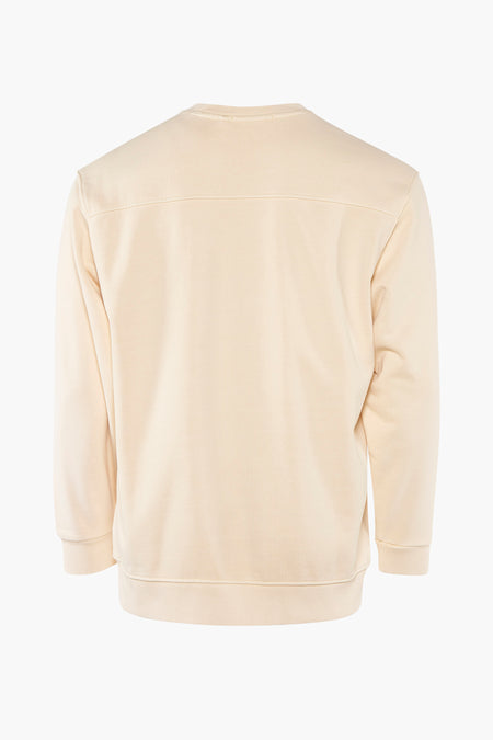Pull léger de couleur jaune de Guess® avec col rond, bords-côtes et coutures apparentes au dos.