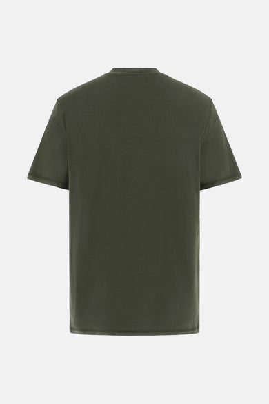 Groen T-shirt met korte mouwen van Guess®, effen stof op een achtergrond.

