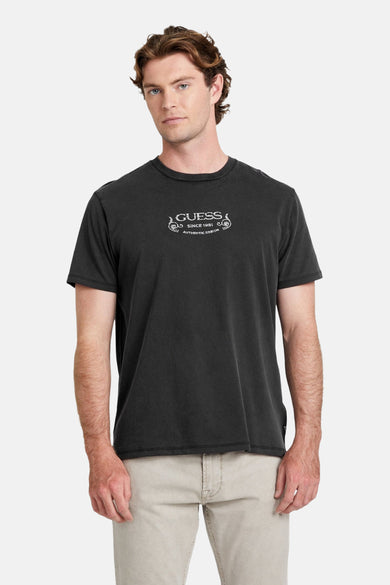 T-shirt gris à manches courtes de Guess, avec un logo imprimé sur la poitrine et une couleur unie.