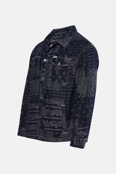 Donkerblauwe jeansjas van Guess met paisley-patroon en zilverkleurige knopen.