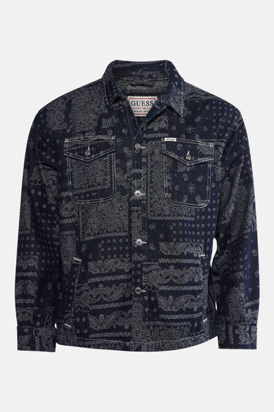 Donkerblauwe jeansjas van Guess met een paisleyprint en borstzakken.
