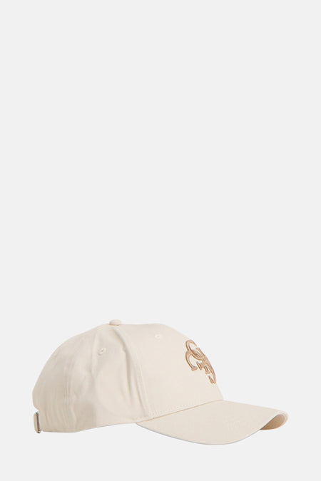 Beige pet van Guess® met geborduurd logo op de voorkant, gezien vanaf de zijkant.
