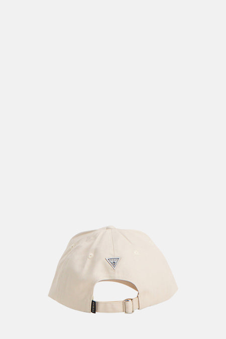 Beige pet van Guess, met zilverkleurig logo op de achterkant en verstelbare band.