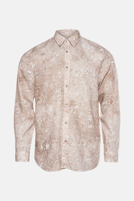 Chemise beige à longues manches de Guess, avec une impression abstraite et un col boutonné.