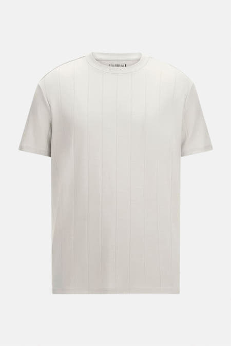 Wit T-shirt met korte mouwen van Guess, met subtiele verticale strepen en een casual uitstraling.
