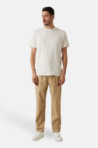 T-shirt blanc à manches courtes de Guess, avec un motif rayé vertical.