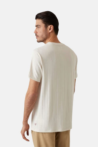 T-shirt blanc à manches courtes de Guess, avec un motif rayé vertical subtil, vu de l'arrière.
