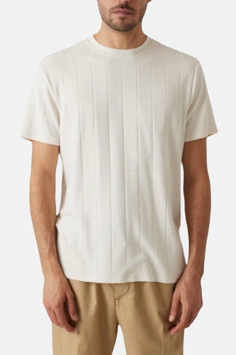 T-shirt blanc à manches courtes de Guess, avec des rayures verticales.
