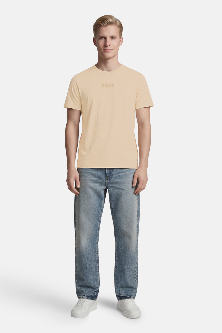 Beige T-shirt van Guess met een subtiel 'GUESS' logo op de borst.