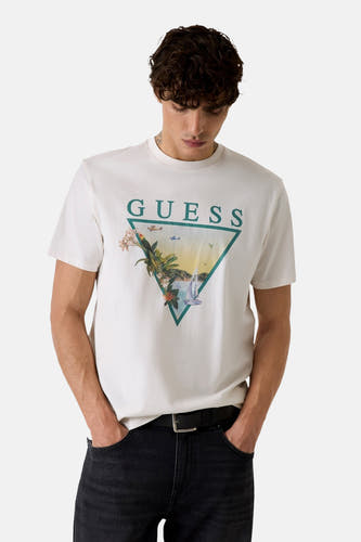 Wit T-shirt van Guess, met een tropische print binnen een driehoekig logo.
