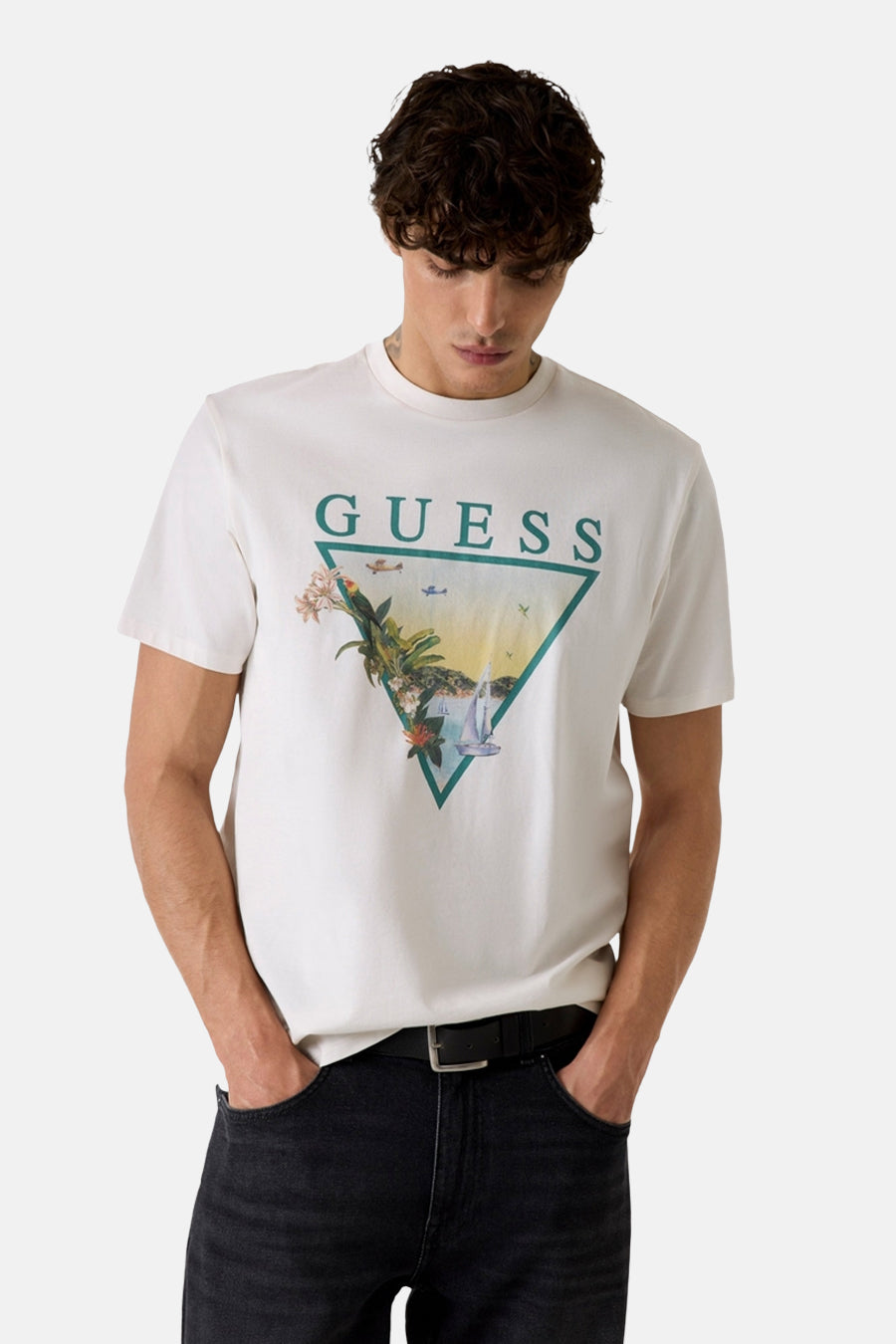 Wit T-shirt van Guess, met een tropische print binnen een driehoekig logo.