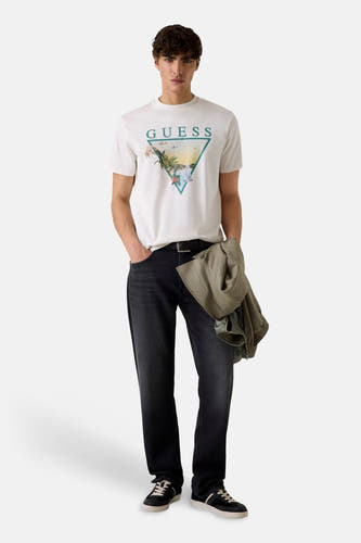 Wit T-shirt van Guess met korte mouwen, afgewerkt met een grafische print op de voorzijde.