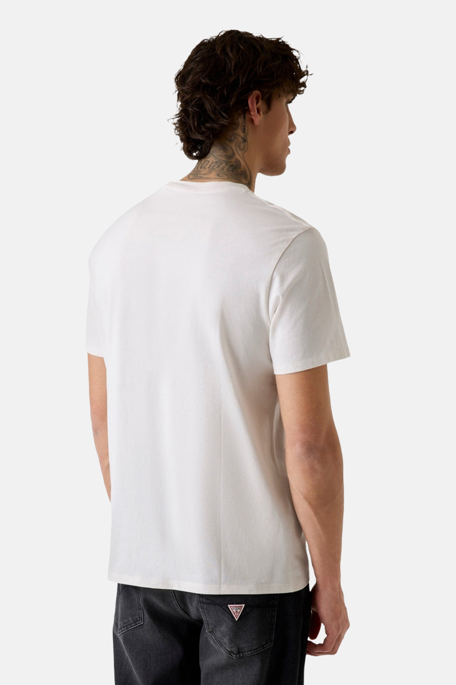 Wit T-shirt van Guess, met korte mouwen, rugaanzicht, gecombineerd met zwarte jeans.