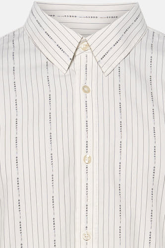 Wit, gestreept overhemd met lange mouwen van Guess, met een all-over 'Guess Est. 1981'-logo.