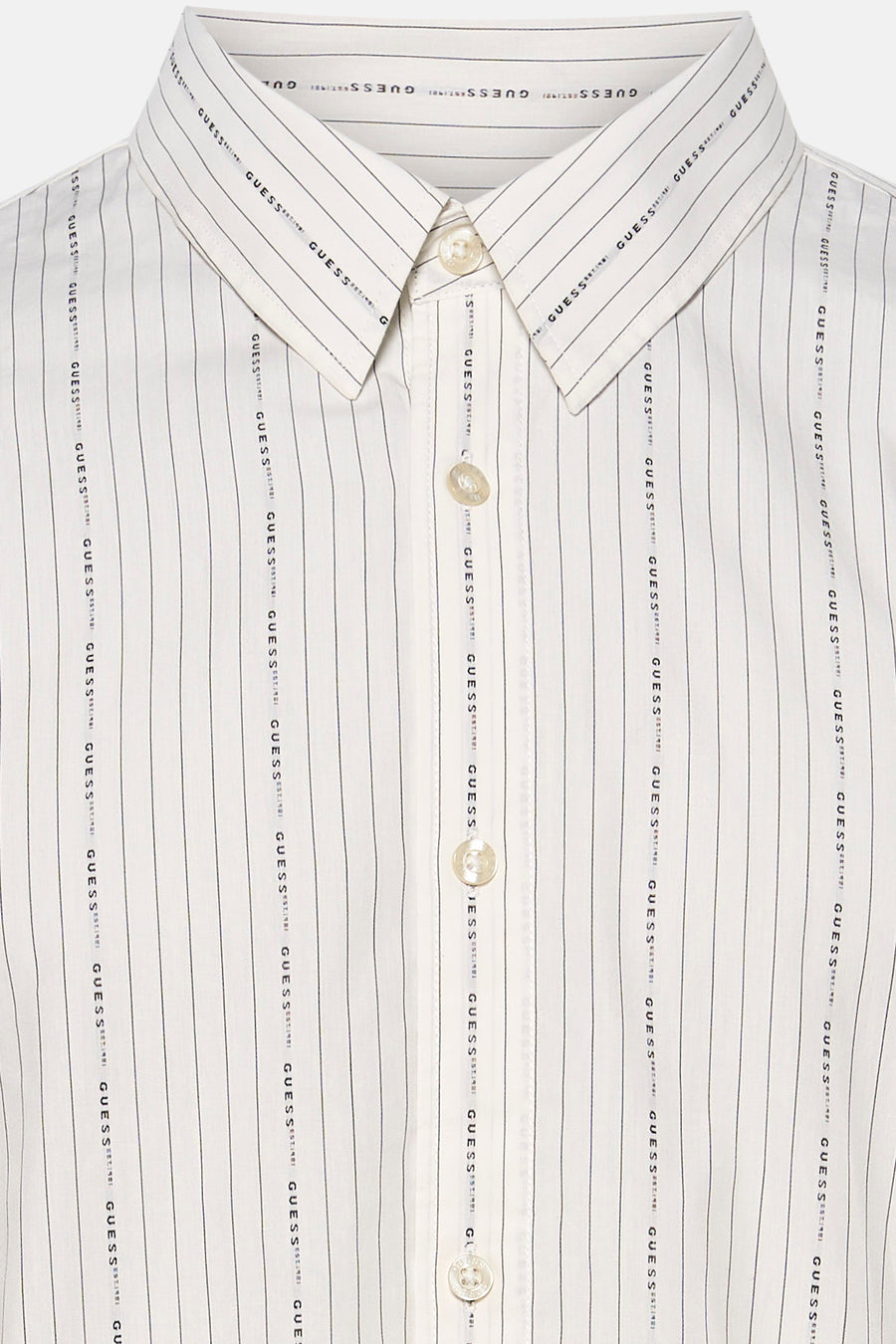 Wit, gestreept overhemd met lange mouwen van Guess, met een all-over 'Guess Est. 1981'-logo.
