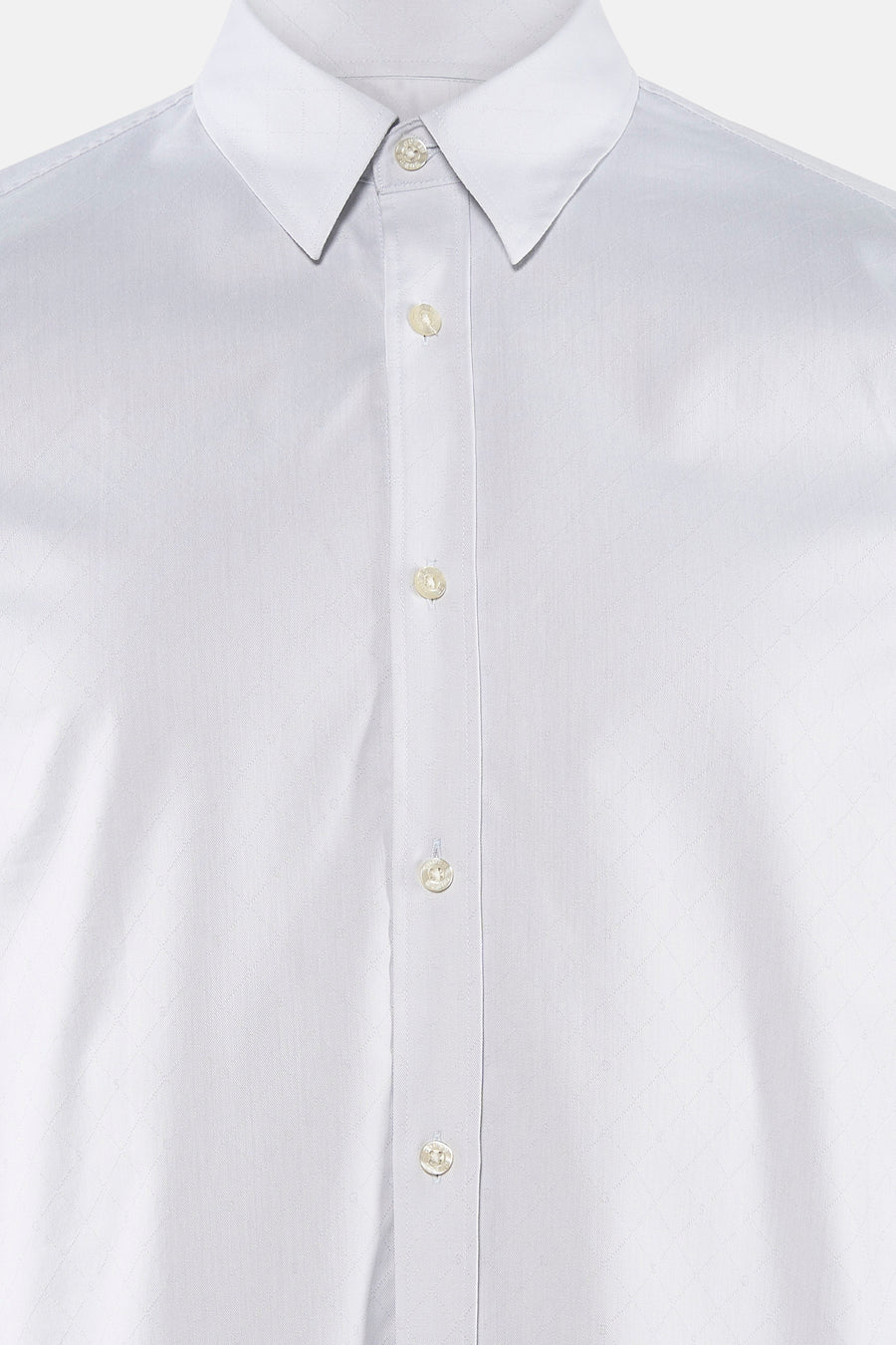 Blouse blanche à manches longues de Guess, avec col boutonné et un motif de carreaux subtil.