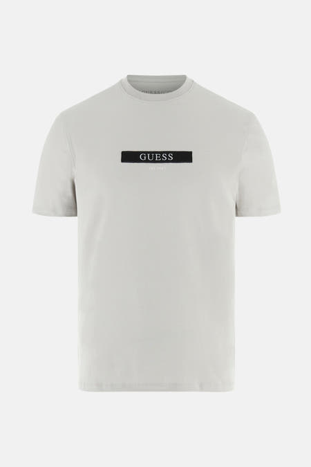Grijs T-shirt met korte mouwen van Guess, met een rechthoekig logo op de borst.
