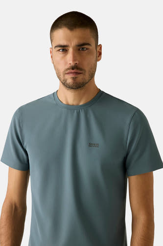 T-shirt bleu à manches courtes de Guess, en tissu lisse avec une subtile texture.