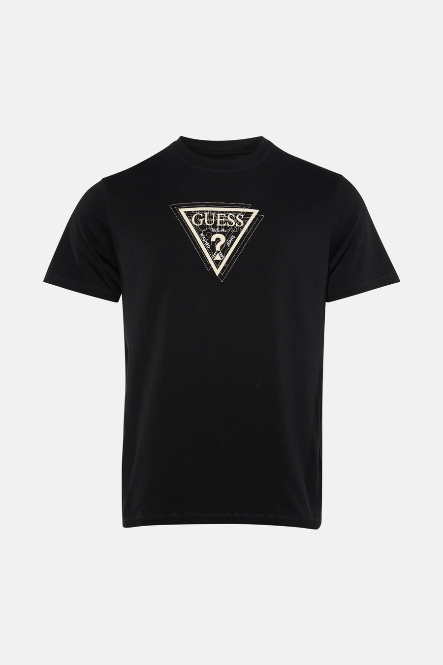 T-shirt noir de Guess, avec un imprimé graphique sur la poitrine, porté avec un jean déchiré et des baskets.