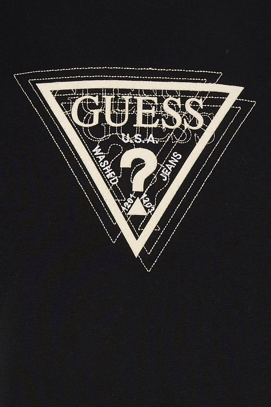 T-shirt noir Guess®, avec logo triangulaire emblématique en surpiqûre crème.