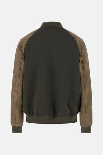 Kaki korte jas van Guess, met lange mouwen in suède textuur en donkergroene details.
