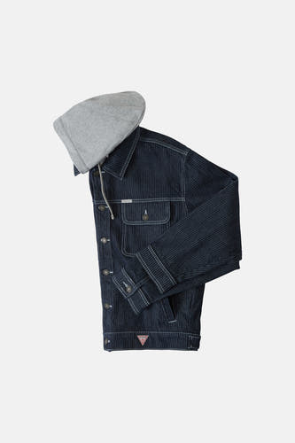 Veste en jean bleu marine Guess® avec surpiqûres blanches et capuche grise, style décontracté.