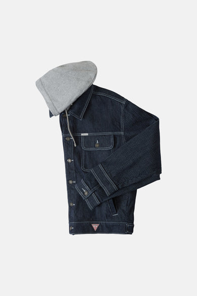 Donkerblauwe jeansjas van Guess® met witte stiksels en een grijze capuchon, casual gestyled.