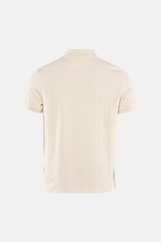 Bruine polo van Guess®, met een subtiele geometrische print en korte mouwen, gezien van achteren.
