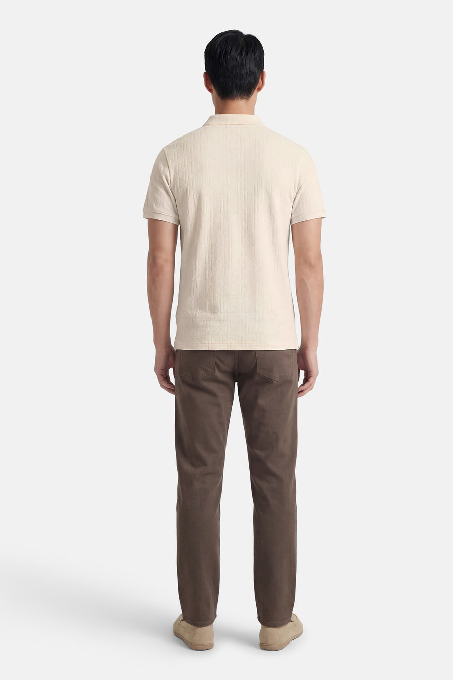 Bruine polo van Guess, met een subtiel geometrisch patroon en gedragen met bruine corduroy broek en suède instappers.