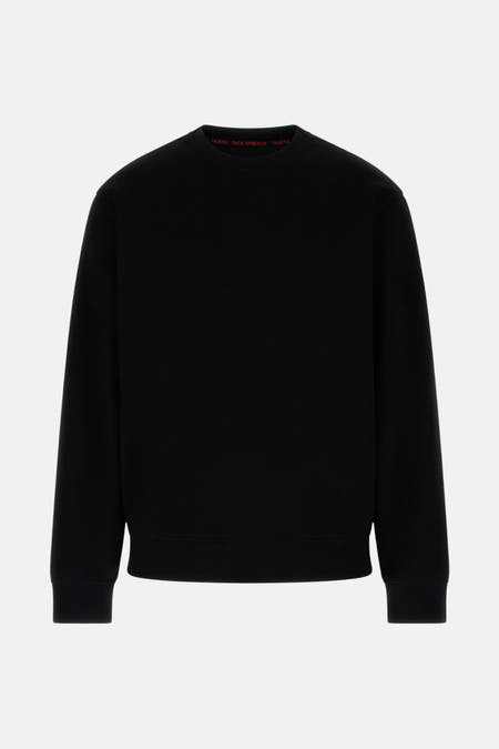 Zwarte sweater van Guess met ronde hals en rode letters aan de binnenkant van de halslijn.