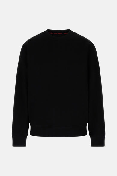 Zwarte sweater van Guess met ronde hals en rode letters aan de binnenkant van de halslijn.