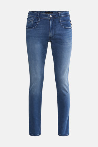 Slimfit jeans in middenblauw denim van REPLAY, met subtiele wassing en stiksels.
