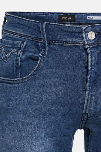 Slim fit jeans van blauw denim van REPLAY, met zichtbare zak en knoopdetail.
