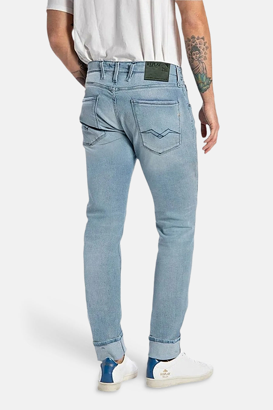 Jean slim fit bleu clair de REPLAY, avec détails de poches arrière visibles et jambes retroussées.