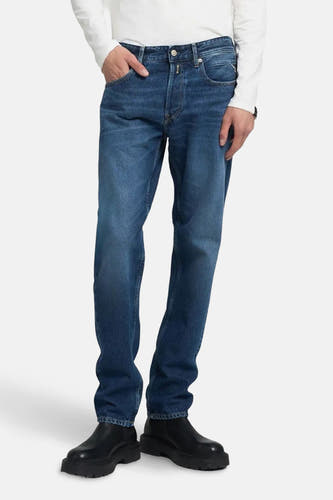 Blauwe straight jeans van REPLAY, gecombineerd met een wit shirt en zwarte schoenen.