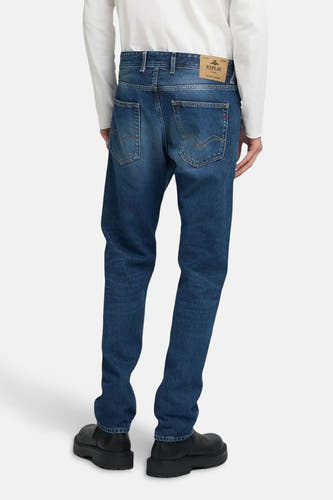 Blauwe straight jeans van REPLAY, gezien van achteren, met zakken en een leren merklabel.
